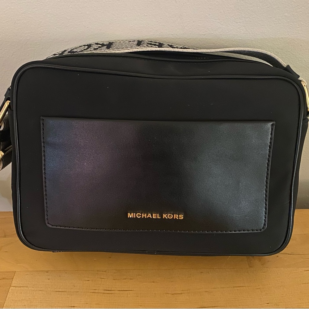 NWD Michael Kors Navy Blue Large CB w/Logo Strap Front/Back/Inside Pocket